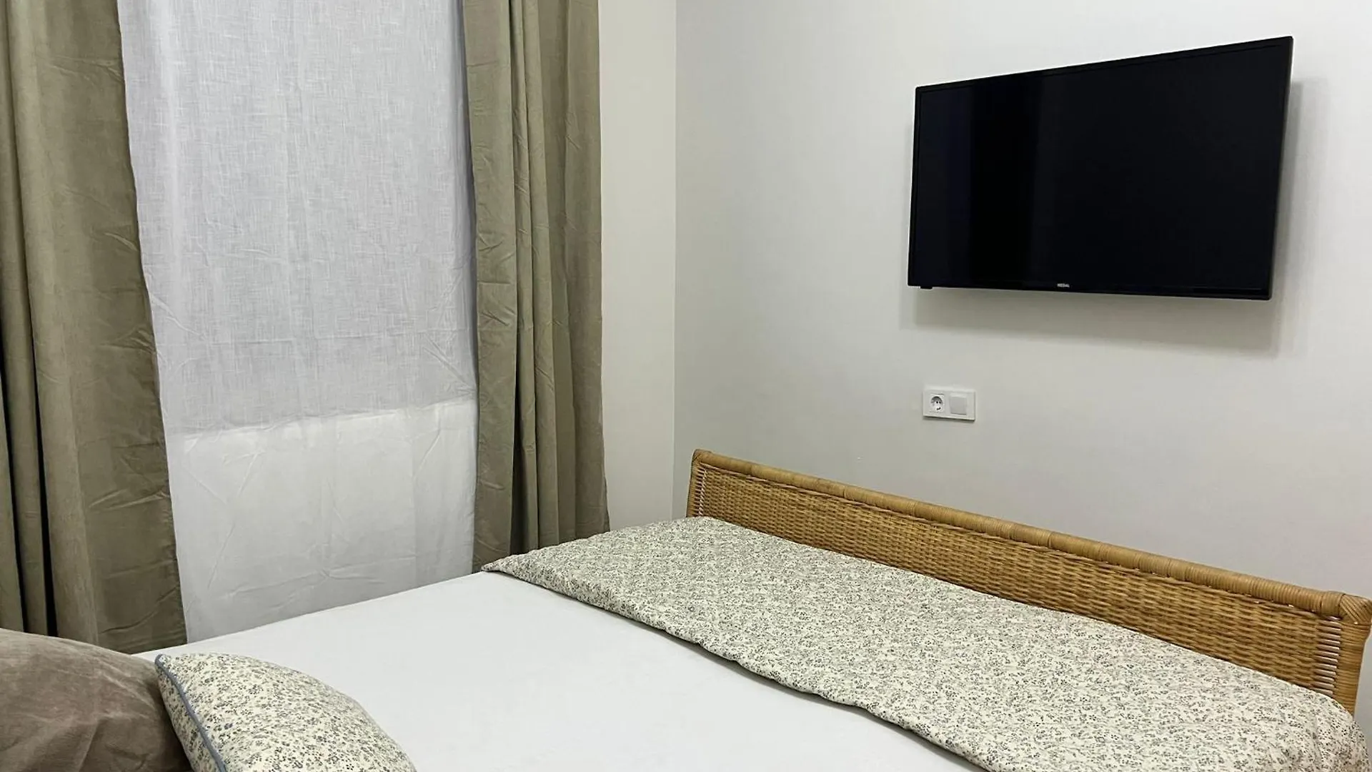 Central 3 Story 5 Bedroom Home With Terrace By Tram Istanbul 0*,