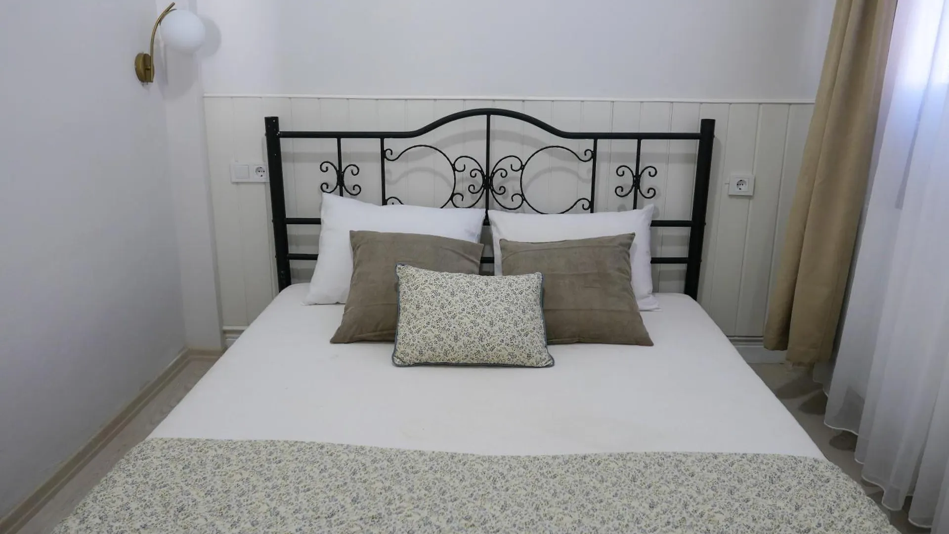 Central 3 Story 5 Bedroom Home With Terrace By Tram Istanbul Turkey