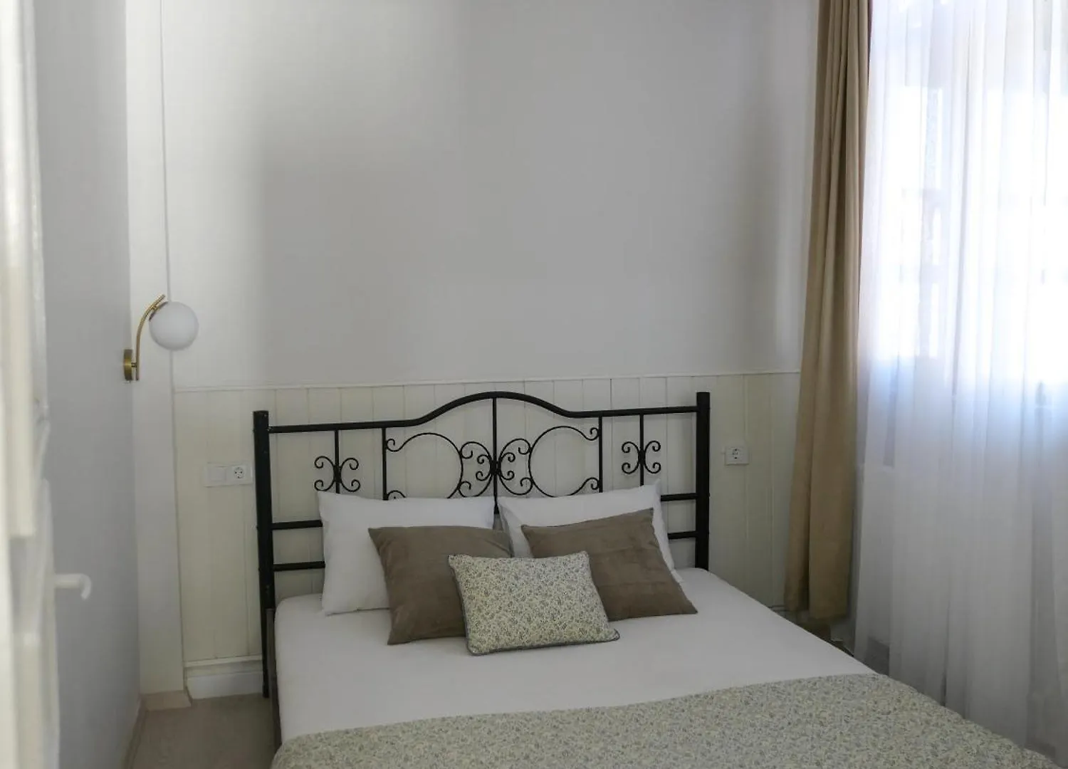 Central 3 Story 5 Bedroom Home With Terrace By Tram Istanbul Turkey